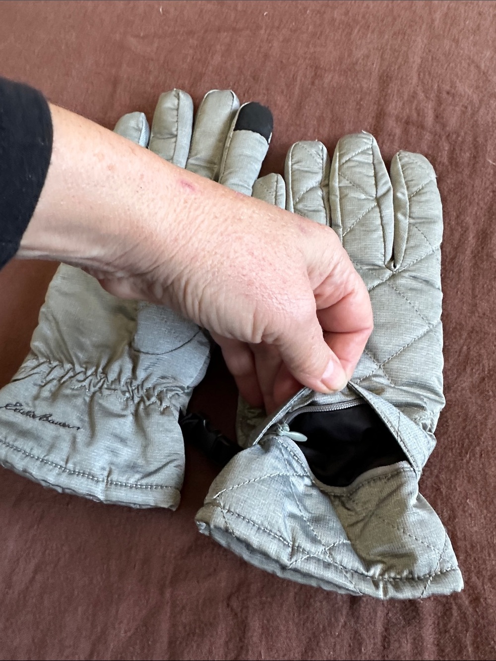 Eddie Bauer Quilted Silver Warm Gloves. 2 Hidden zip pockets & Touchscreen tech - Picture 6 of 16